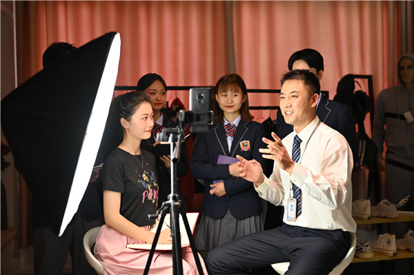 ʯ���f���A��X�W(xu��)У